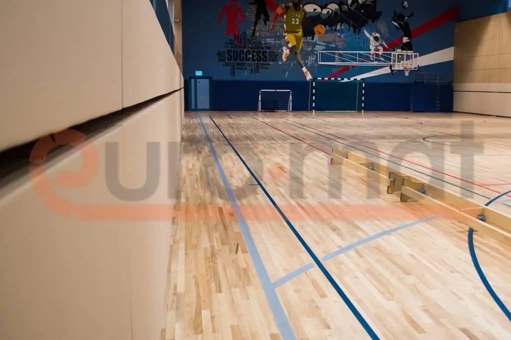 Стеновые протекторы бежевого цвета на стенах спортзала в Краснодаре